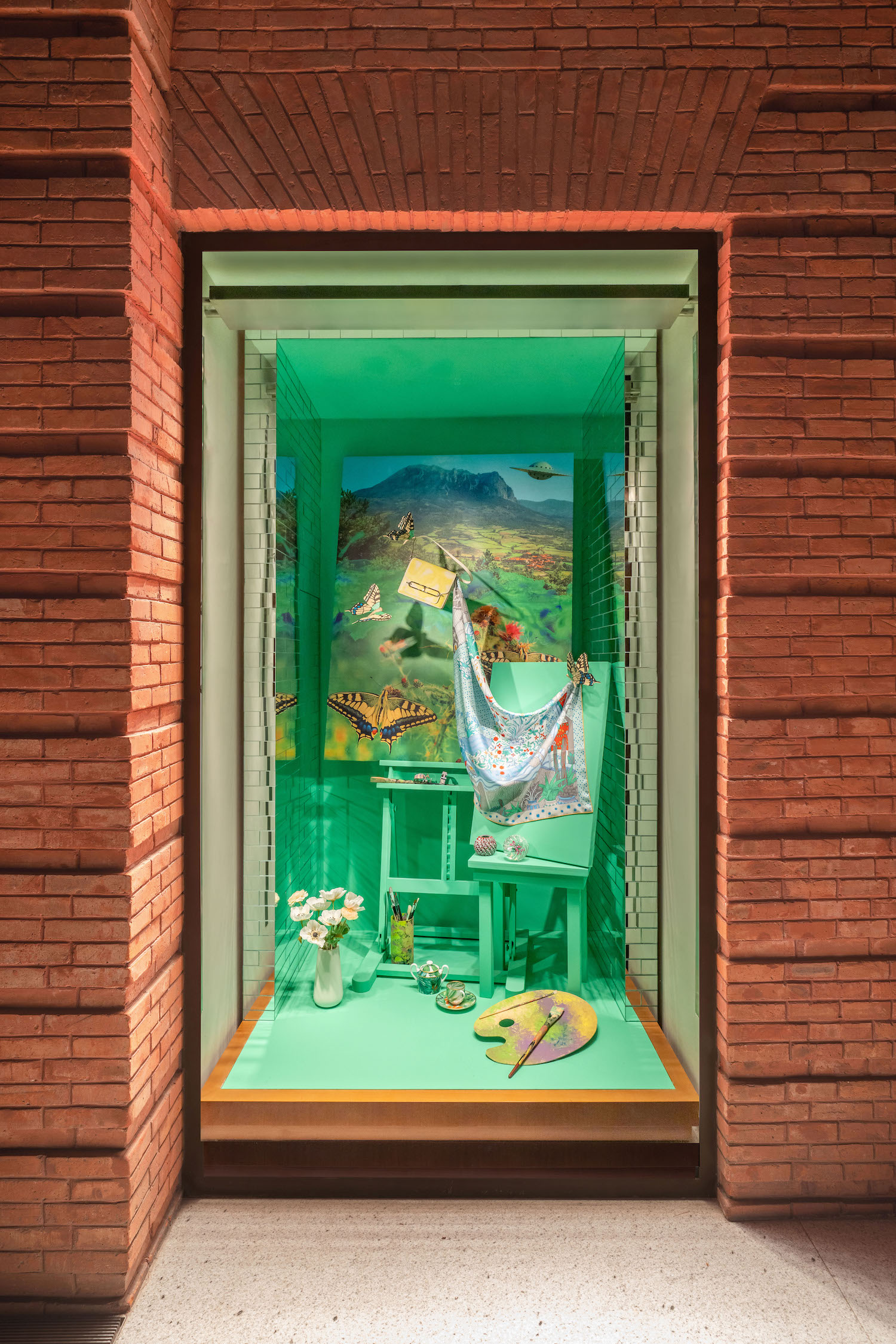 爱马仕携艺术家勾勒春季橱窗,普拉达以炫彩条纹打造惬意风情