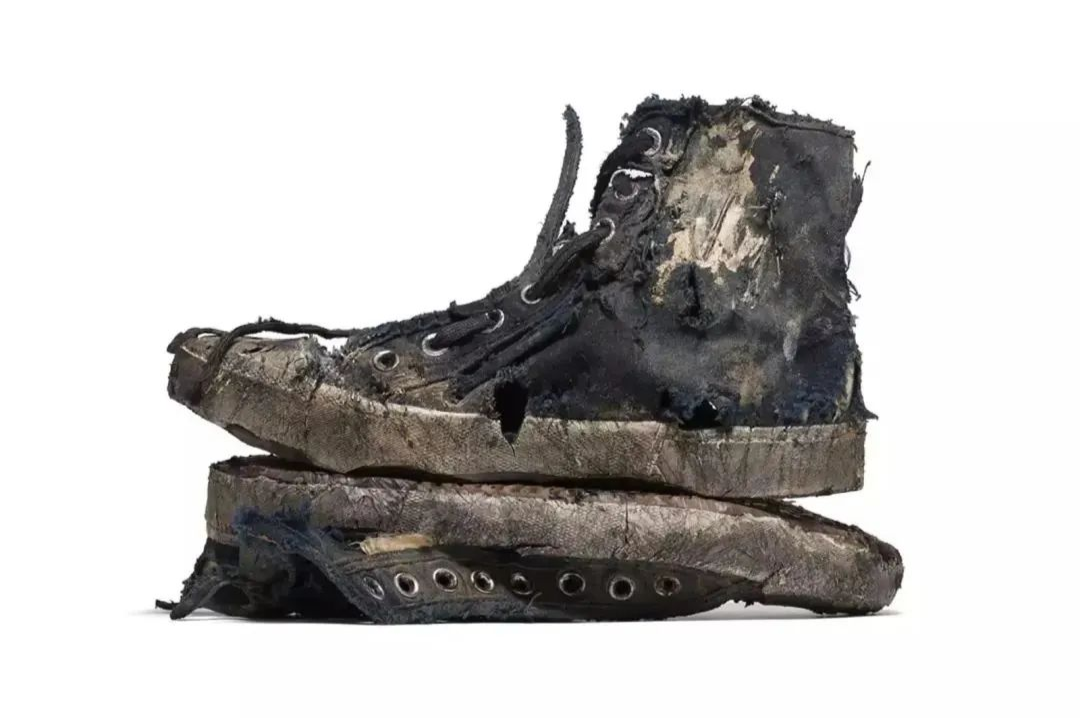 因为从图片上来看,这组以巴黎命名的运动鞋,采用设计简单的硫化帆布鞋