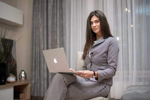 3C用品, MacBook, 使用笔记本电脑的女孩 的 免费素材图片